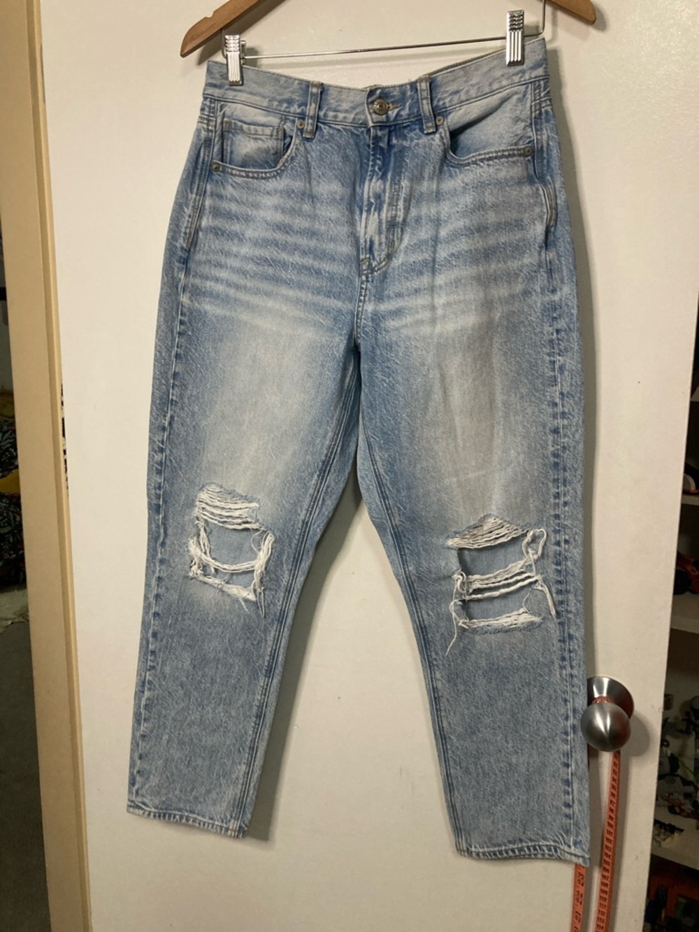 American Eagle Jeans Mom Light Wash Distressed 6 SHORT